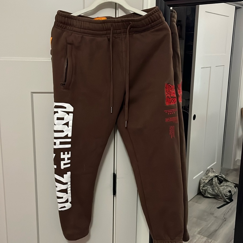 all pockets have zippers